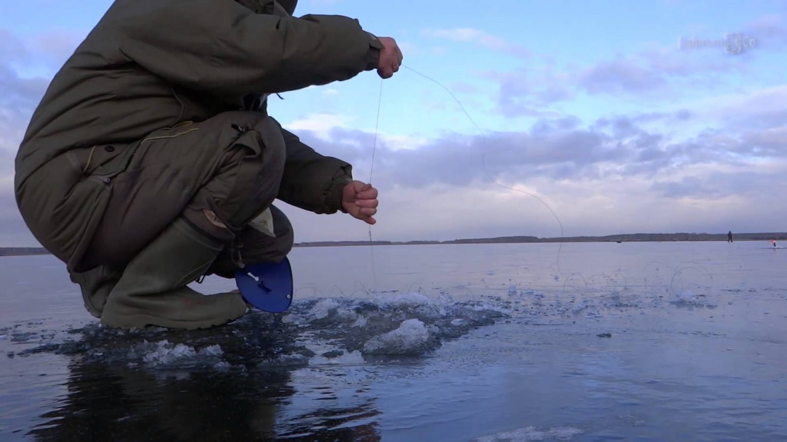 Видео ловли рыбы зимой. Зимняя рыбалка на льду. Вываживание крупной рыбы. Первый лед рыбалка. Рыбалка по первому льду.
